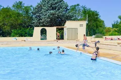 Location A La Semaine Mobil-Home 6 Personnes Dans Camping En Provence Mallemort Campsite